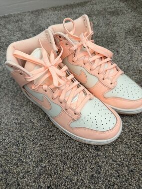 Nike Women’s Sneakers in Peach and Cream High-Top
